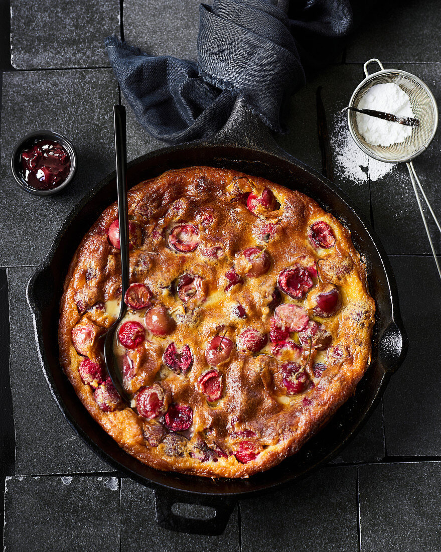 Clafoutis mit Kirschen – Bilder kaufen – 13399291 StockFood