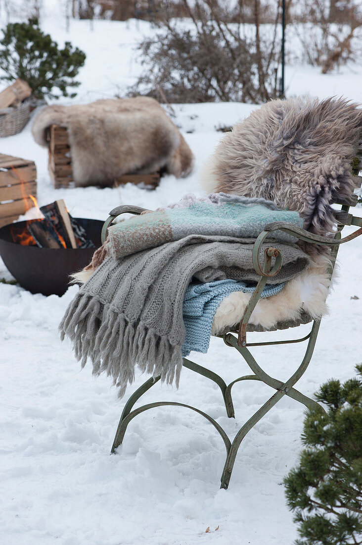 Stuhl mit Decken und Fell, hinten … – Bild kaufen – 13399083 ❘  Gartenbildagentur Friedrich Strauss