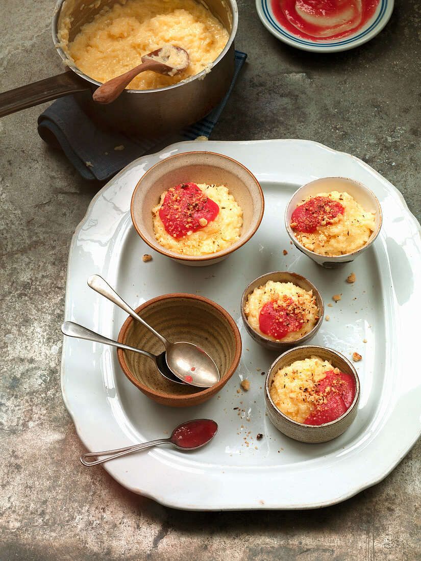 Traditionelles indisches Kheer (süßer Reismilchpudding mit Mandeln und Safran)