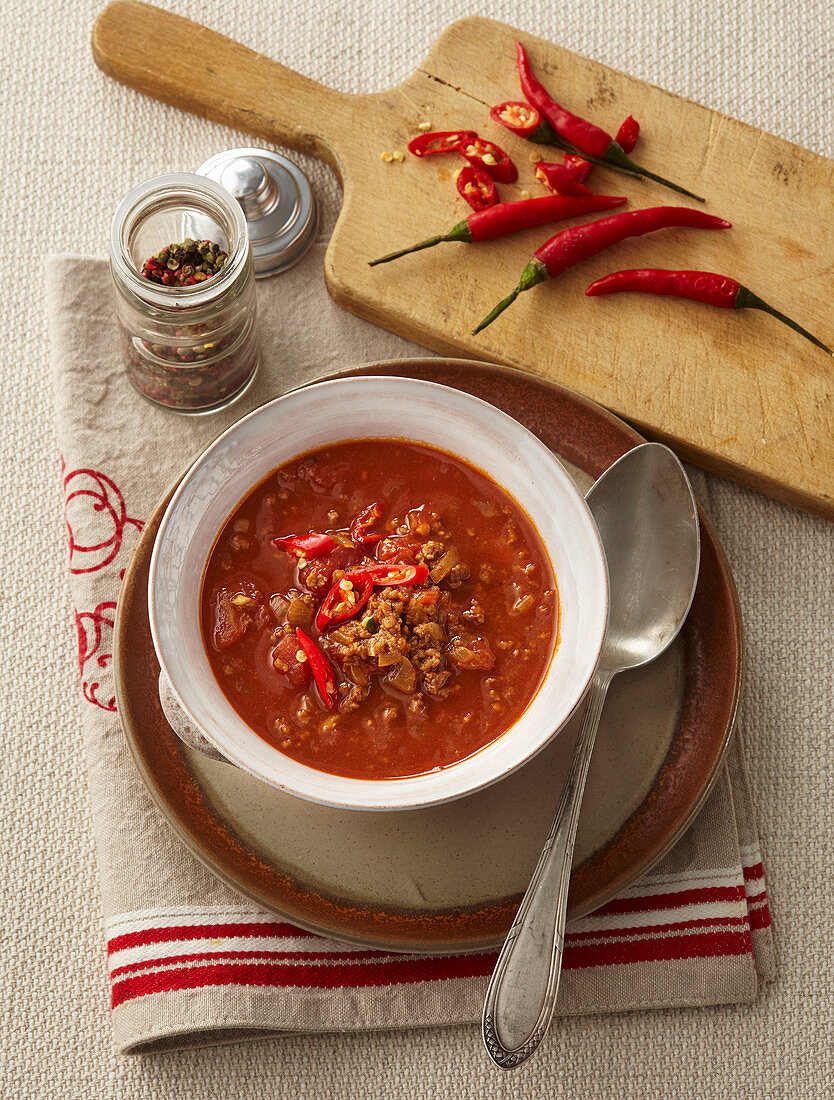 Herzhafte Gulaschsuppe mit Chilischoten