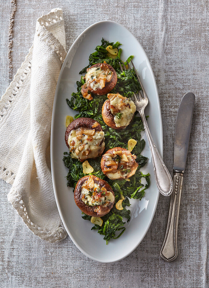 Gegrillte Pilze mit Roquefort und Spinat