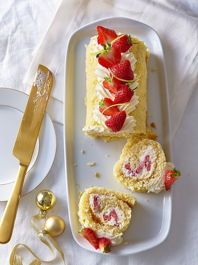 Lemon roll with strawberries