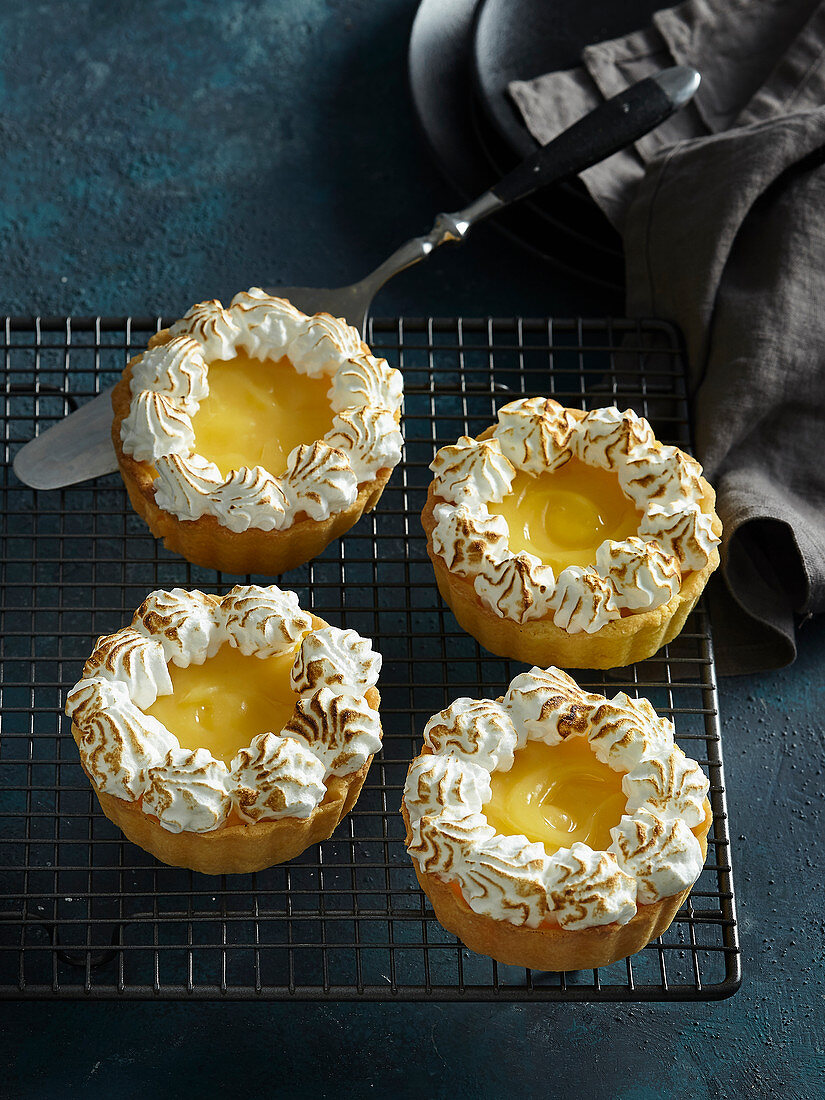 Lemon tartlets with meringues