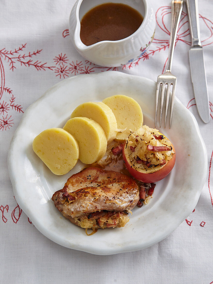 Schweinekotelett mit gefülltem Apfel und Knödeln