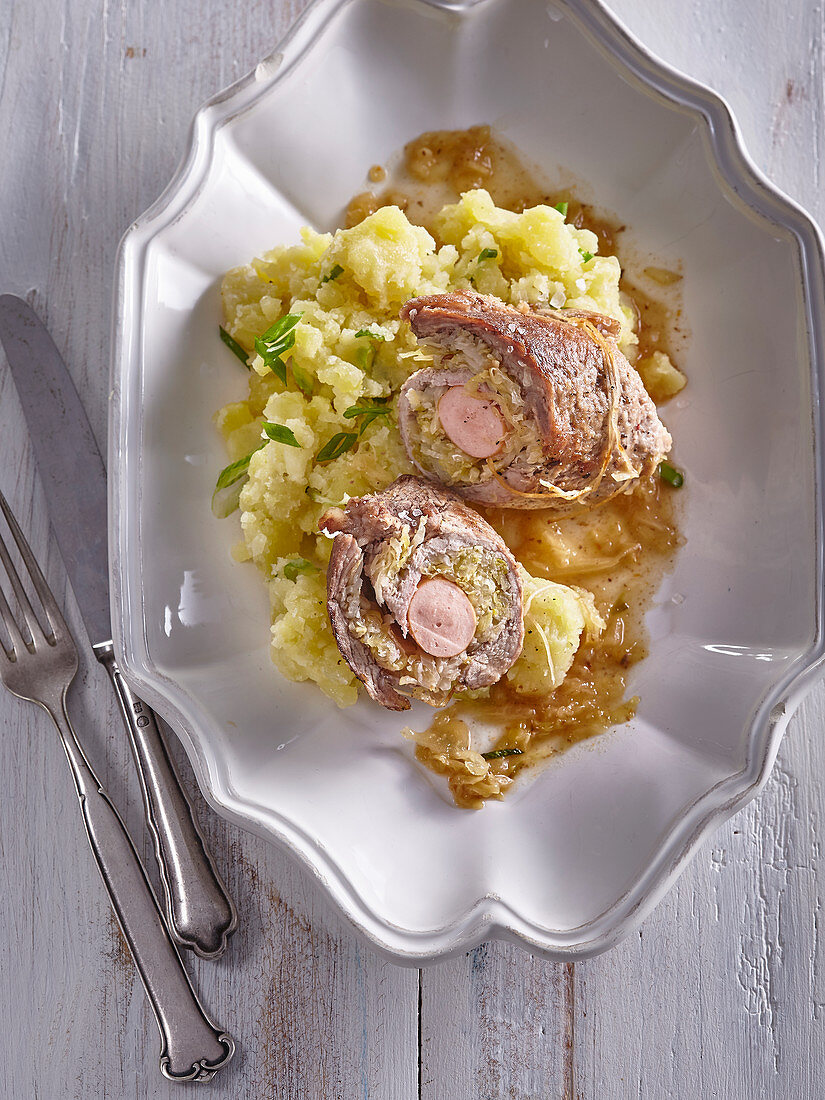 Schweineroulade mit Wurstfüllung und Sauerkraut