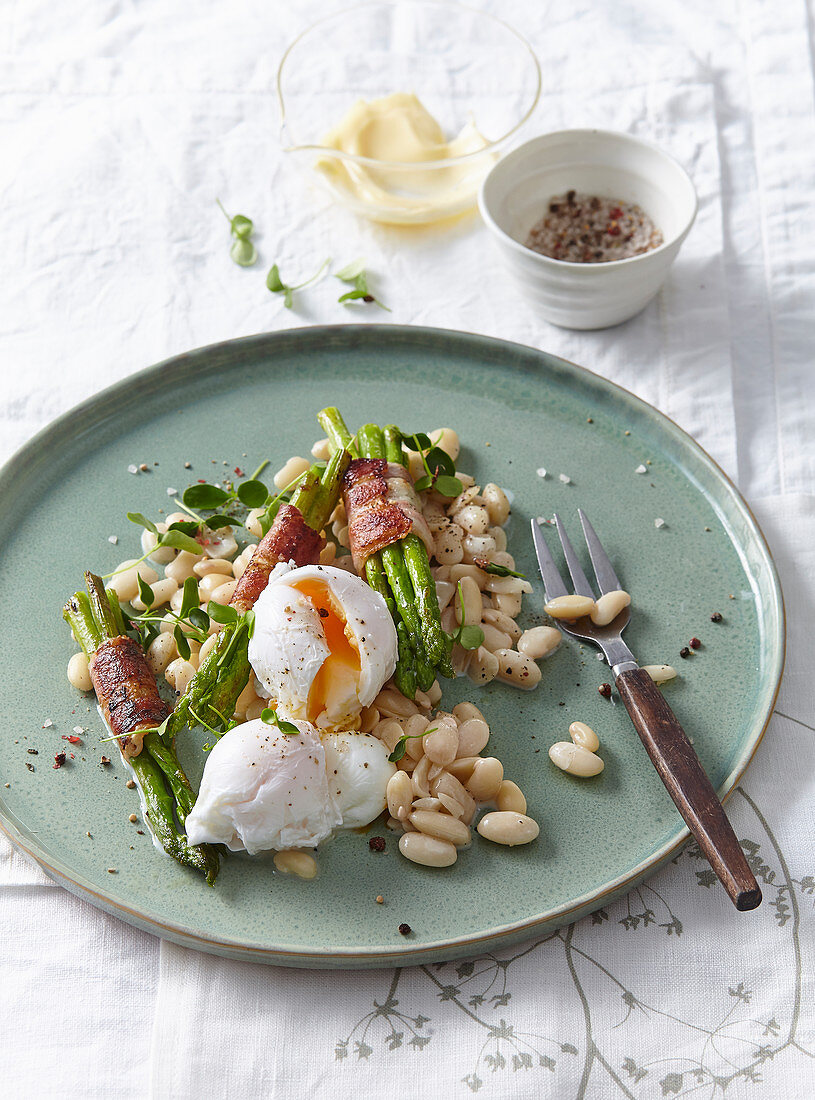 Poched egg with asparagus and bean salad