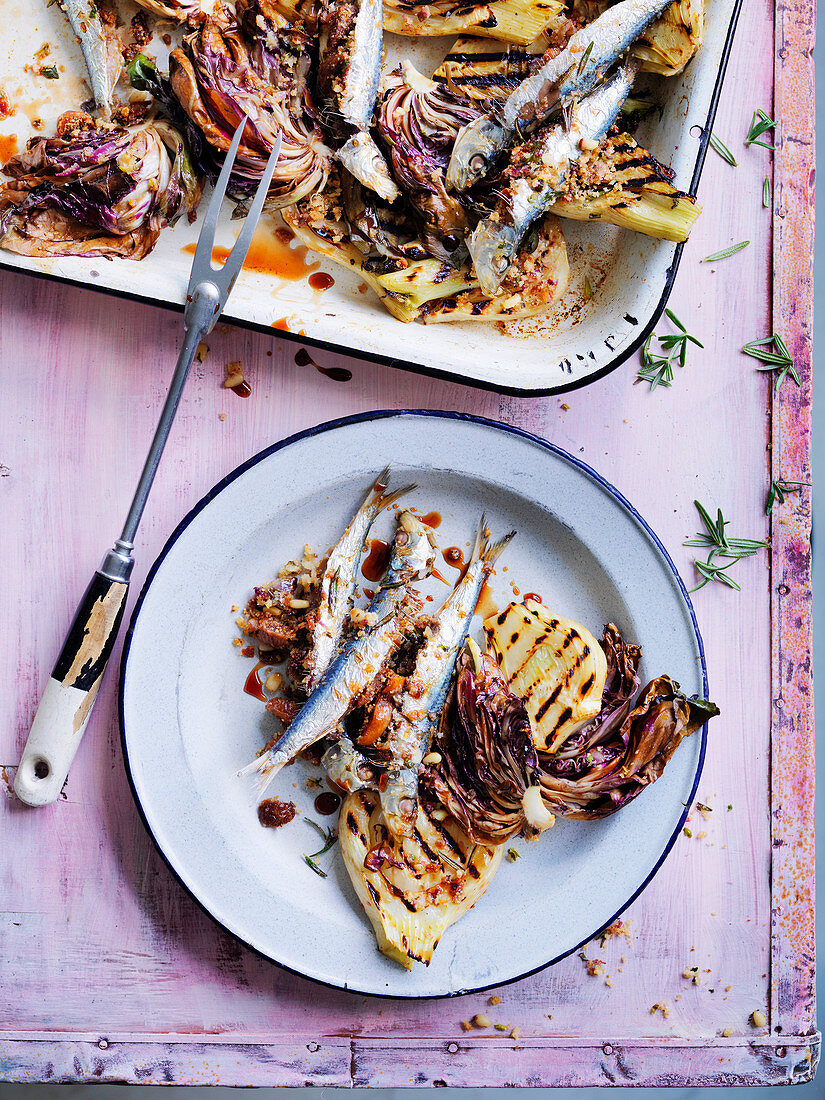 Sardinen mit Feigen-Pinienkernfüllung dazu gegrillter Radicchio und Fenchel