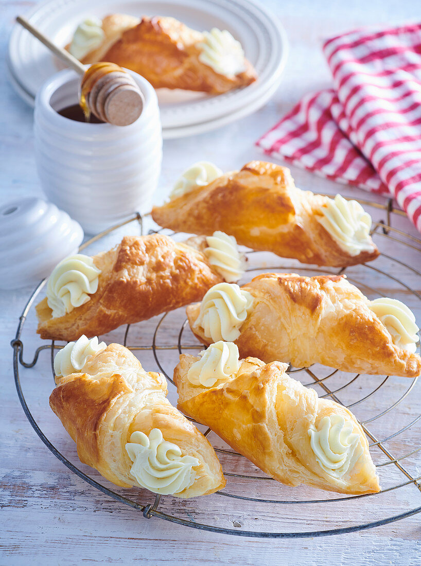 Puff pastry tubes with honey cream