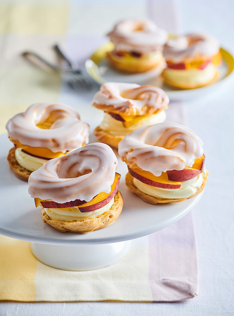 Puff pastry rings with peaches