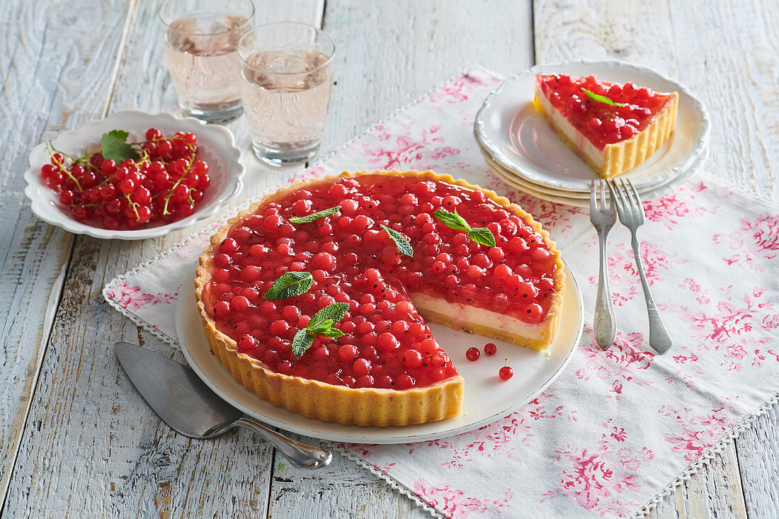 Red currant cake with custard