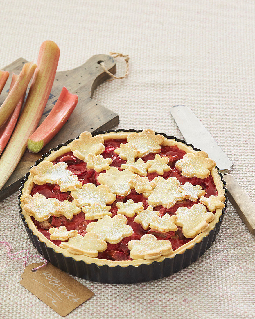 Rhabarberpie mit Teigblumen verziert