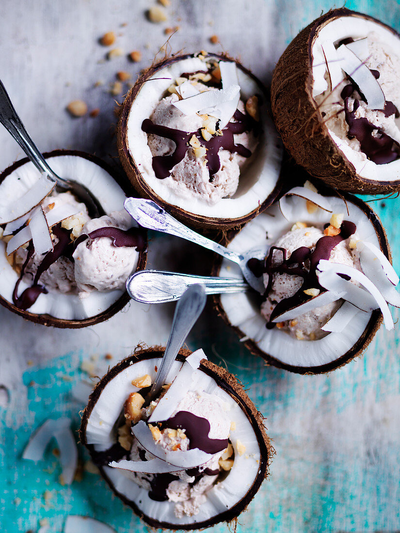 Bananen-Kokos-Fro-Yo mit fester Schokoladensauce