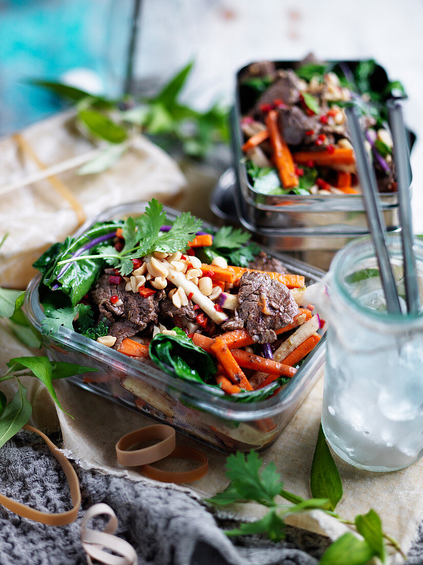 Rindfleisch mit Tamarinde und Kohlrabisalat