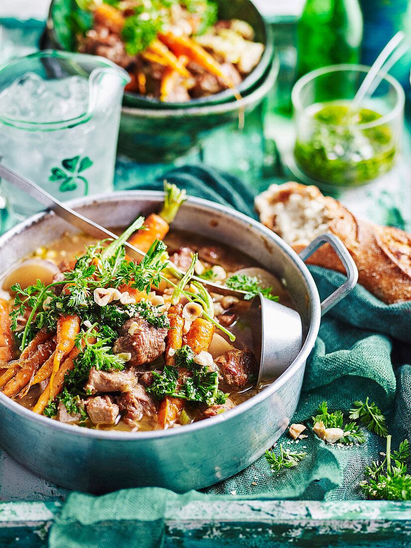Irish Stew mit Karotten und Salsa Verde