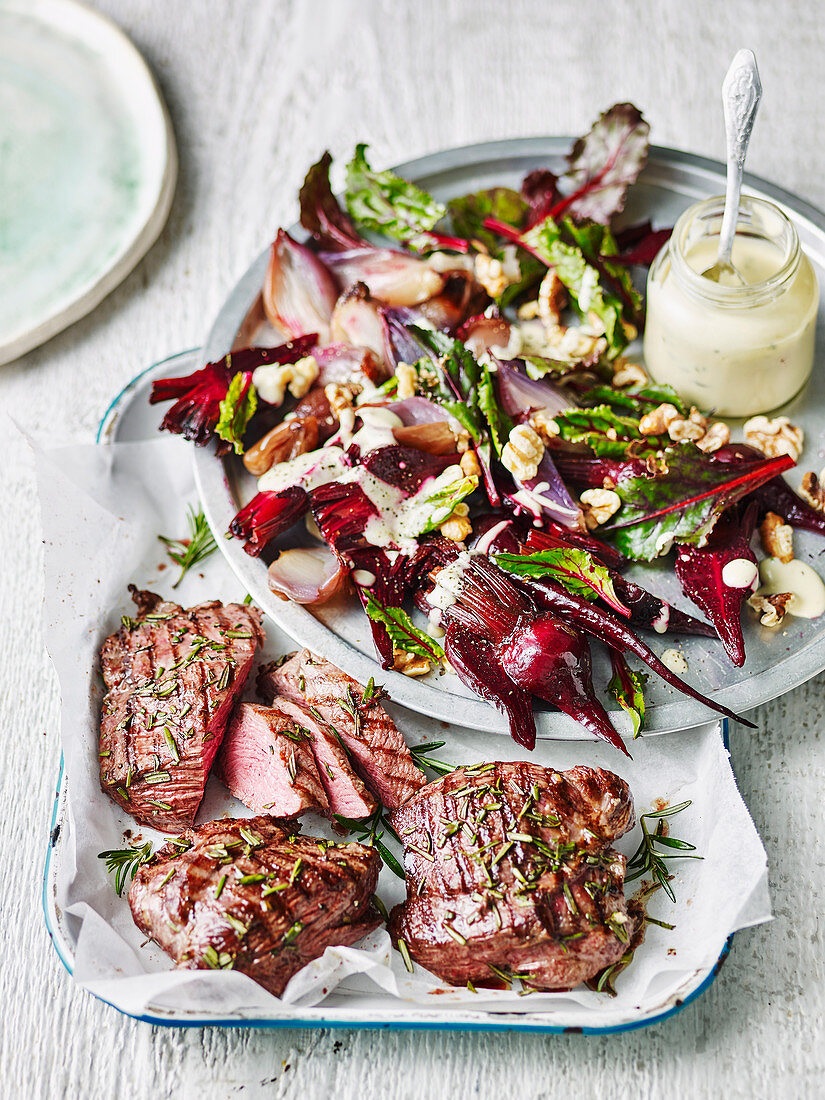 Gegrillte Känguru-Steaks mit Rote-Bete-Salat