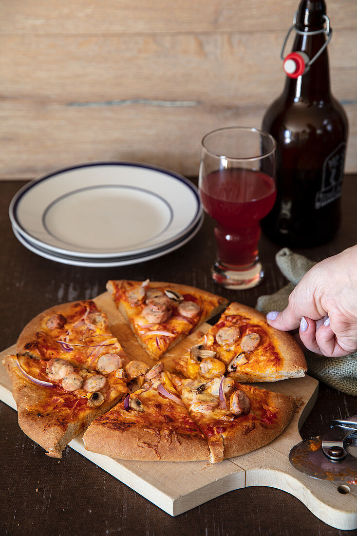 Pizza mit Wurst und Zwiebeln