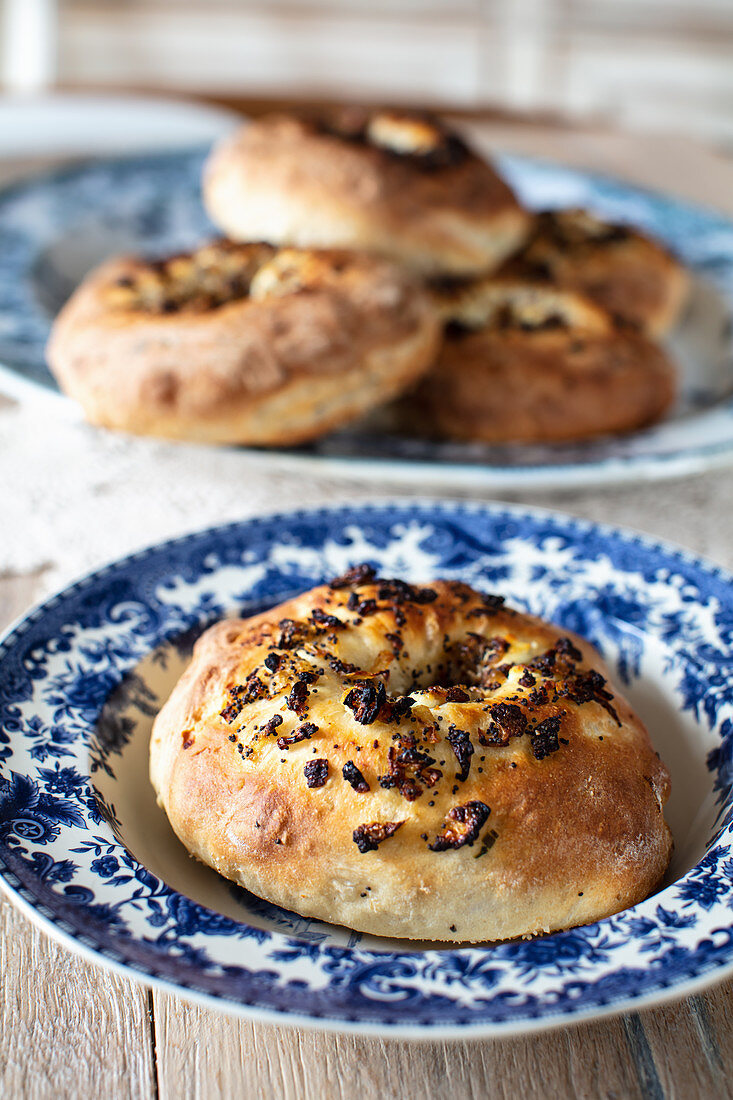 Bialys mit Ziegenkäse und Zwiebeln (jüdische Küche)