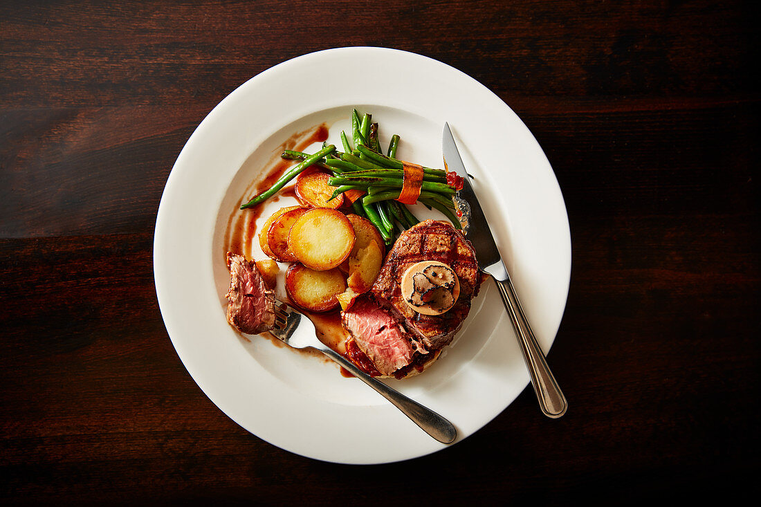 Rinderfilet Rossini mit Bratkartoffeln und grünen Bohnen