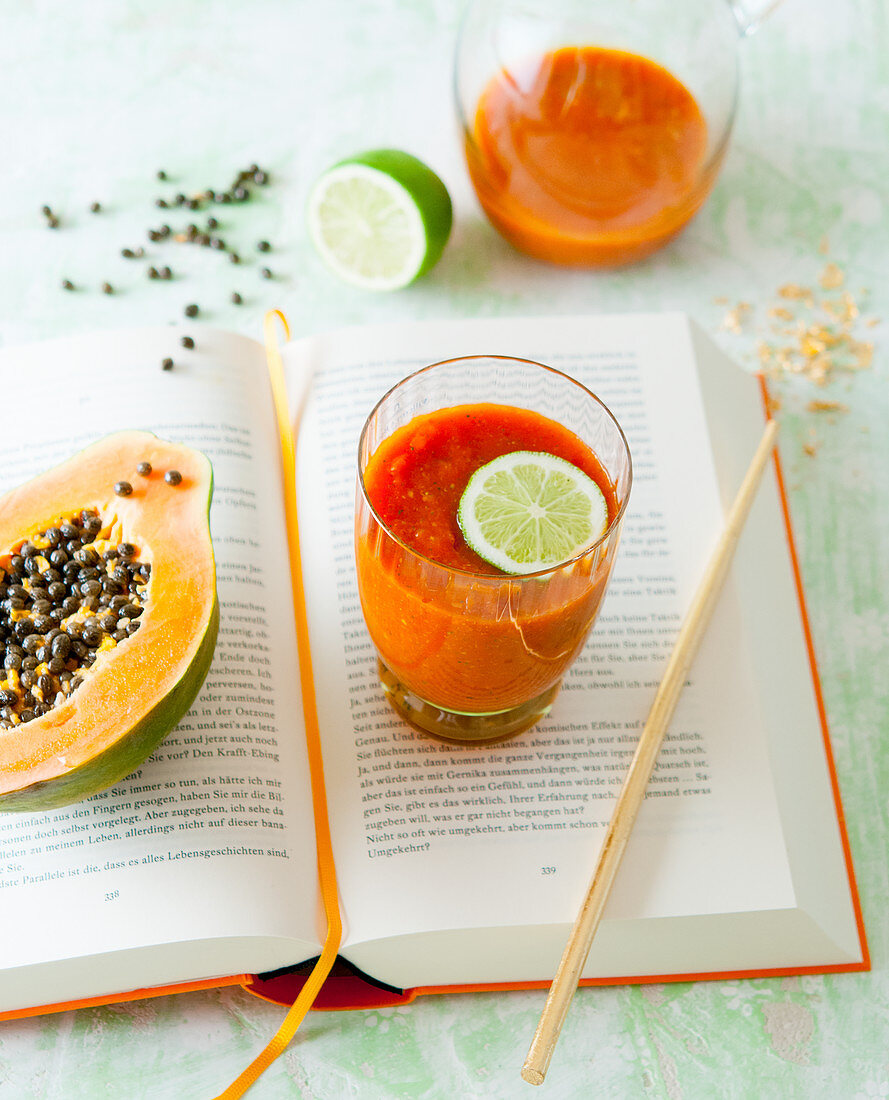 A papaya smoothie with lime