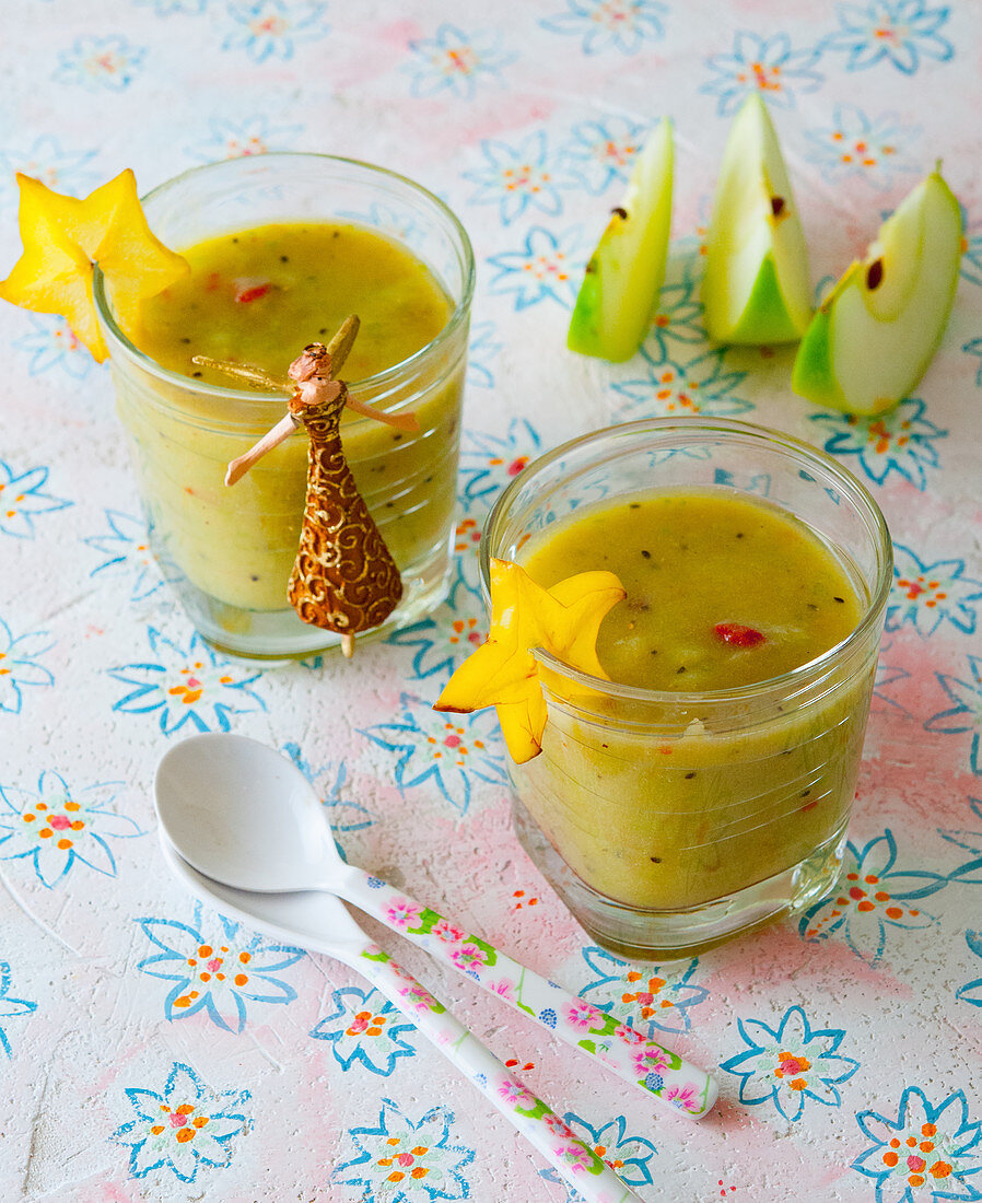 A star fruit and apple smoothie