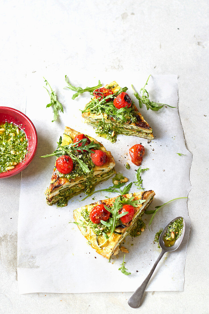 Zucchinitortilla mit Tomaten, Pesto und Rucola