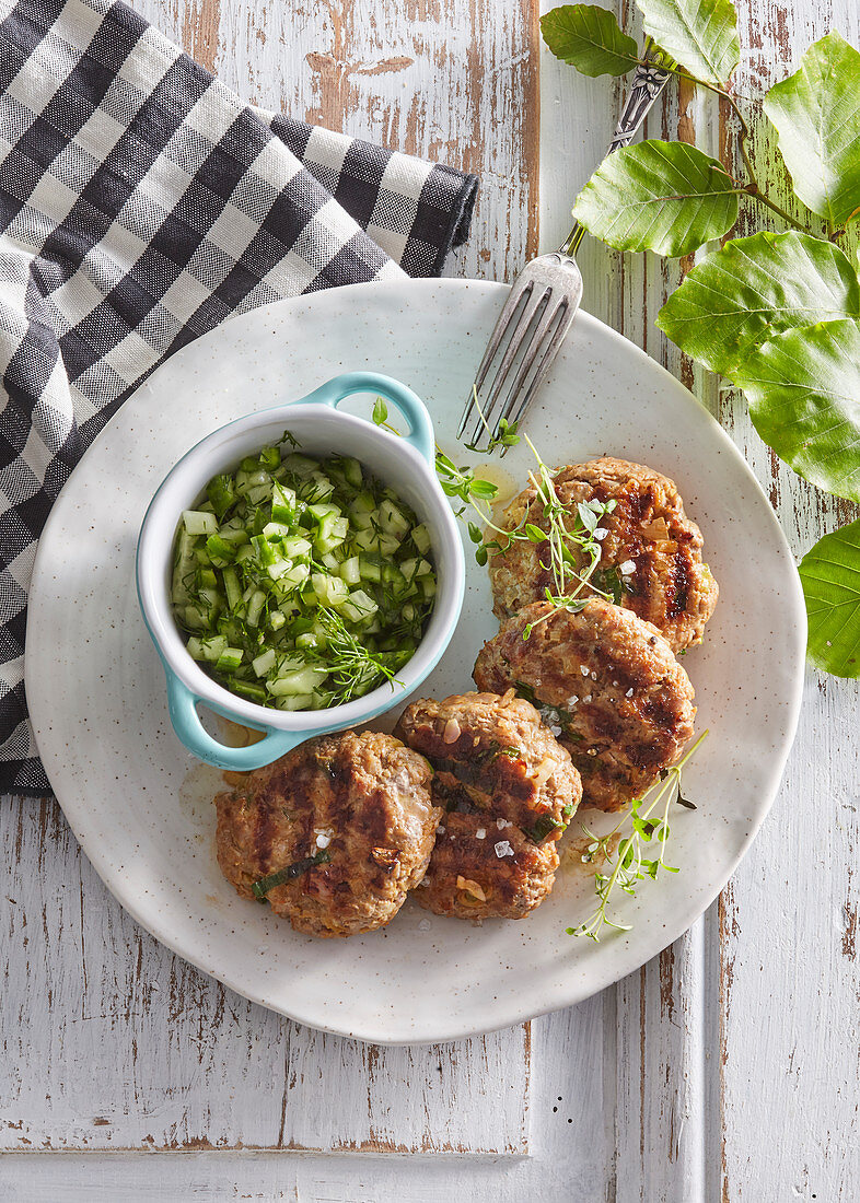 Putenfrikadellen mit Gurkensalsa