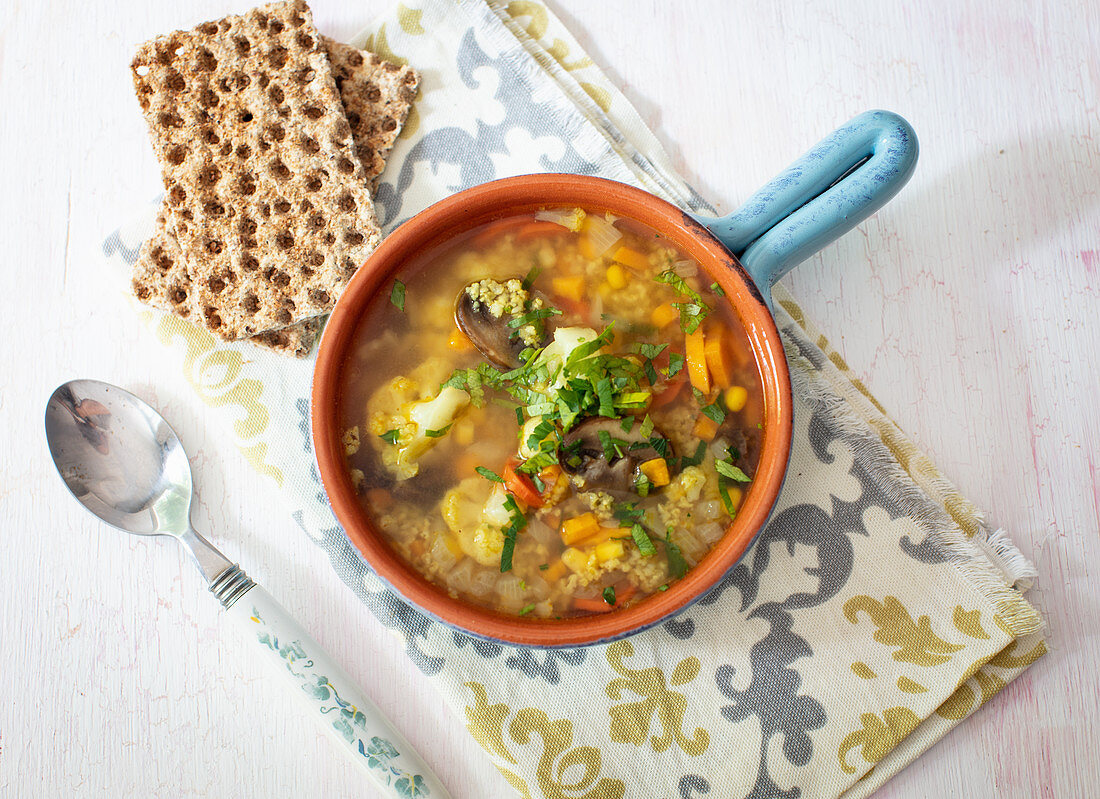 Gemüsesuppe mit Knäckebrot