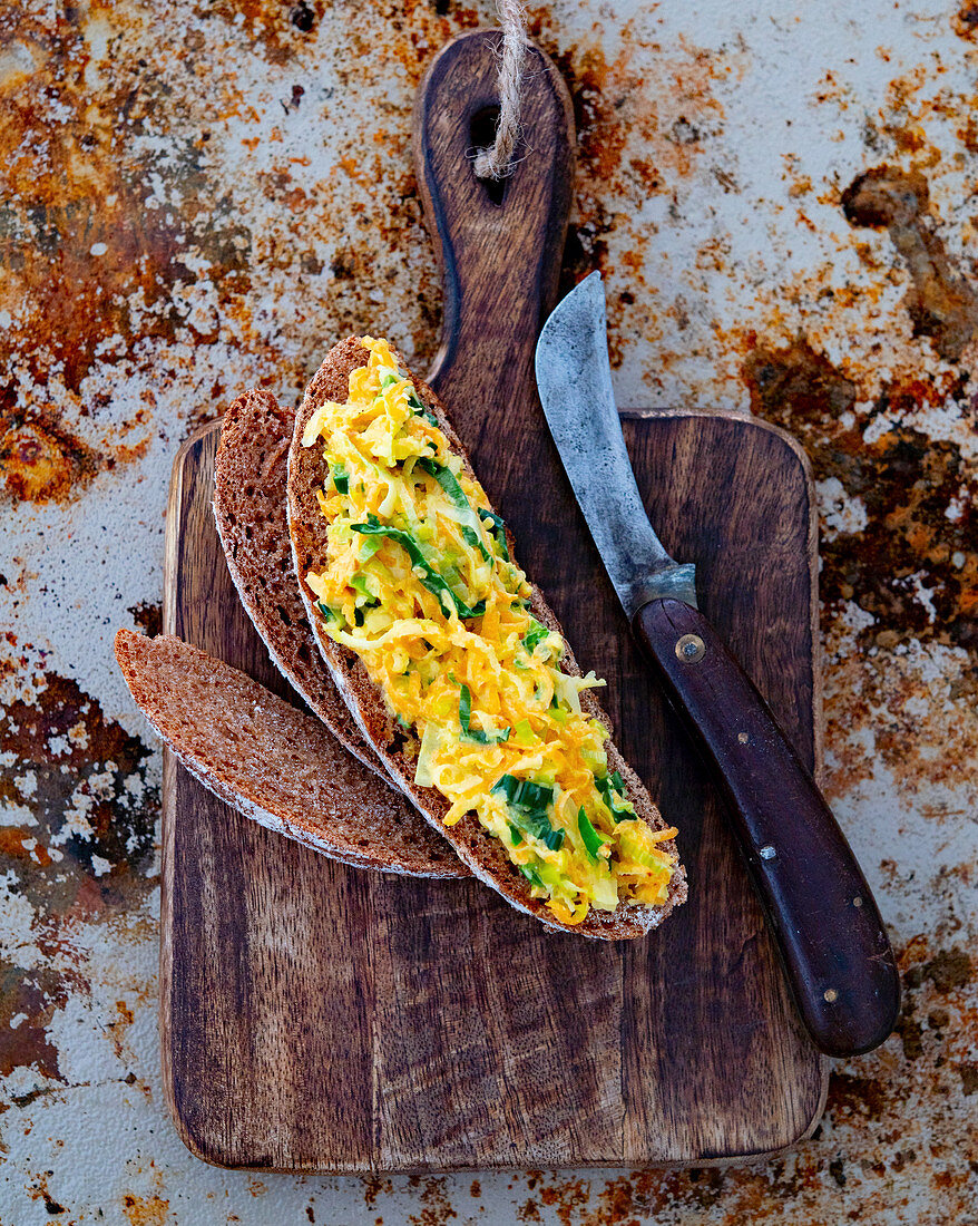 Dinkel-Vollkornbrot mit Farmersalat