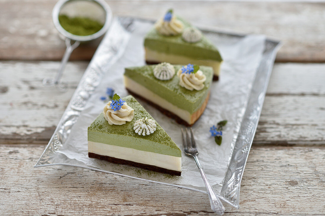 Veganer Matcha-Vanille-Cheesecake mit Schokoboden und Cremetuffs