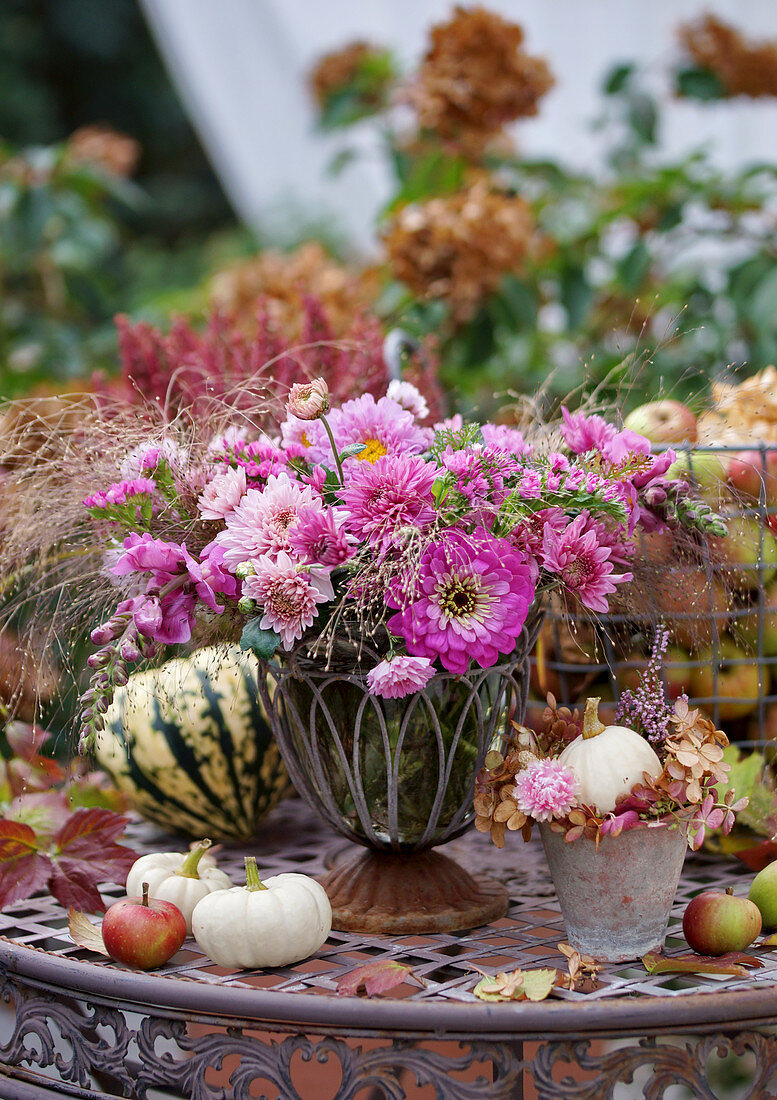 Herbststrauß mit Chrysanthemen, Zinnien, Strandflieder, Löwenmäulchen und Hexengras