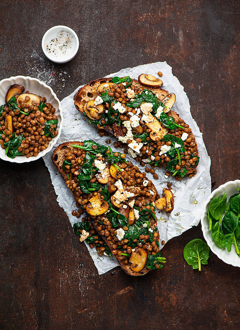 Bruschetta mit Linsen und Spinat