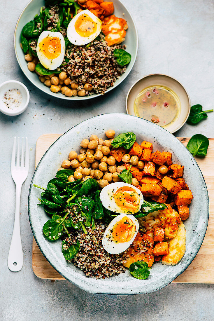 Quinoa-Bowl mit Süßkartoffeln, Kichererbsen, Spinat und gekochtem Ei