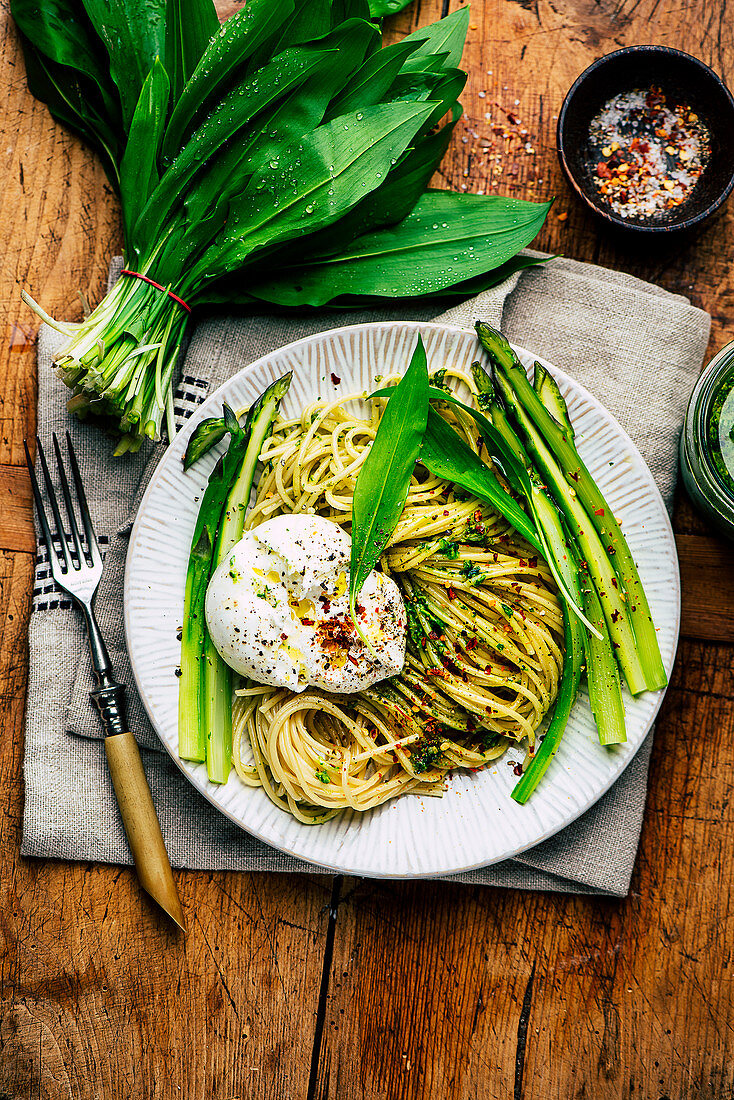Spaghetti with green asparagus, burrata and wild garlic pesto