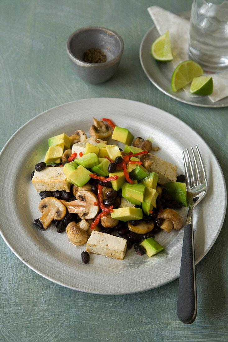 Vegan Mexican hash with tofu und avocado
