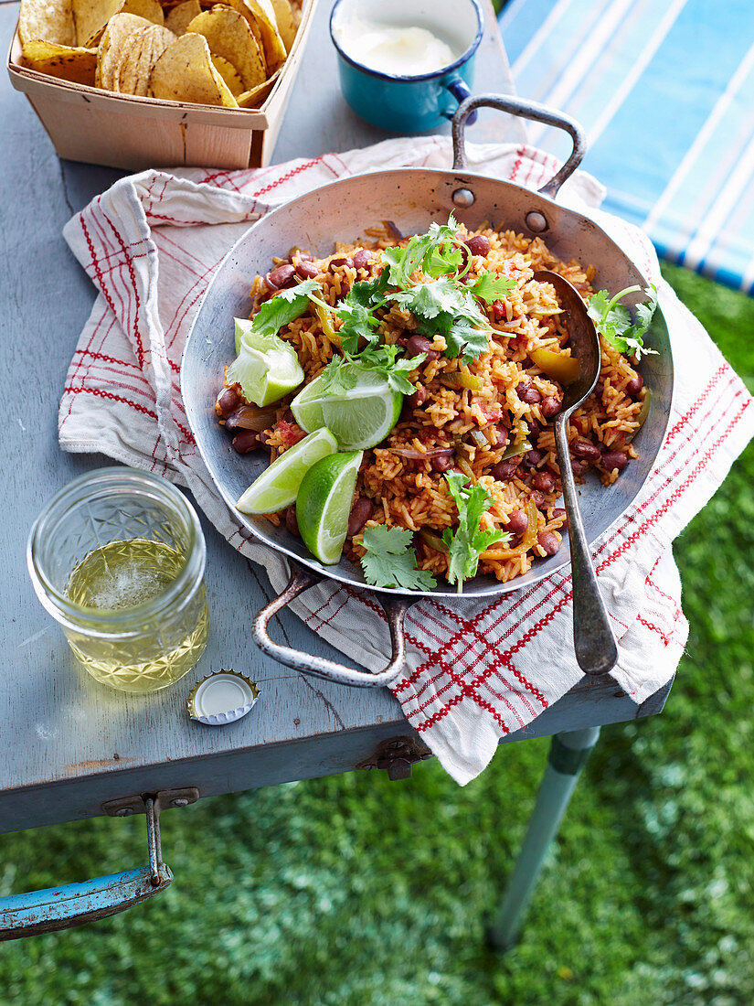 Mexikanischer Reis mit Bohnen auf Tisch im Freien