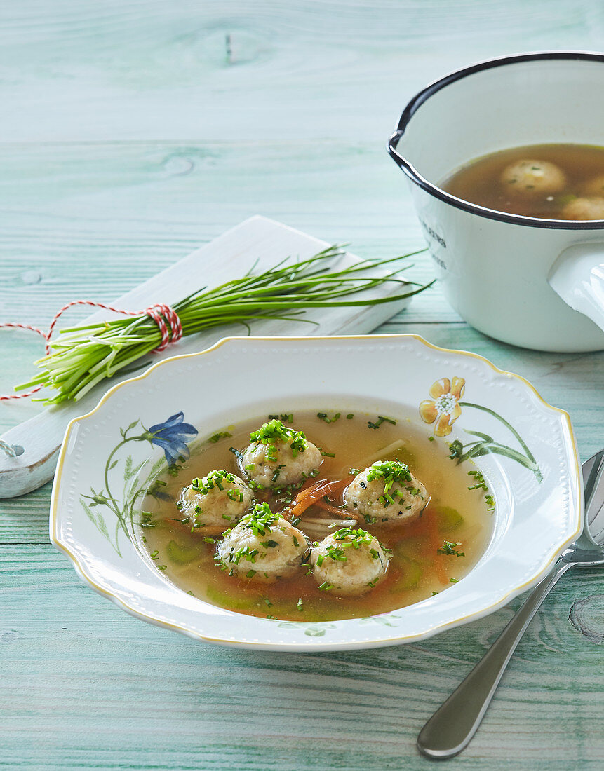 Gemüsebrühe mit Schnittlauchknödel