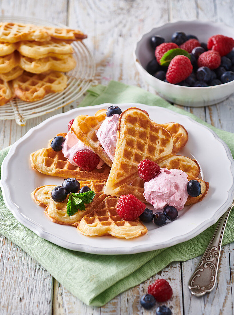 Waffeln mit Beeren-Frischkäse