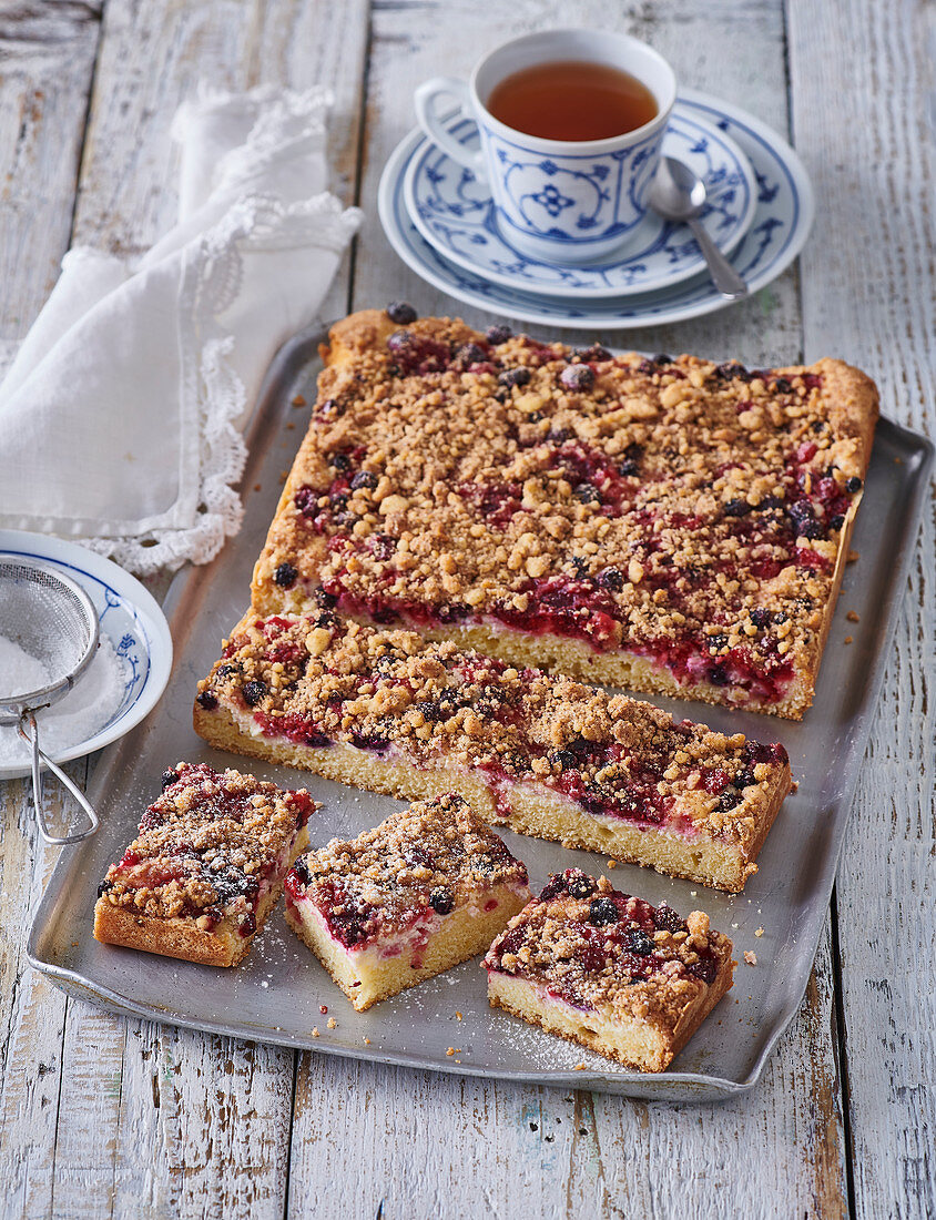 Joghurt-Beeren-Kuchen mit Zimtbröseln