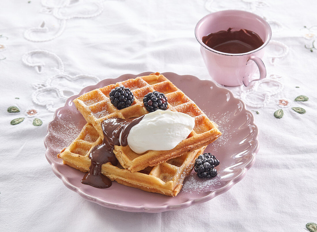 Kokosnusswaffeln mit Sahne und Schokoladensauce