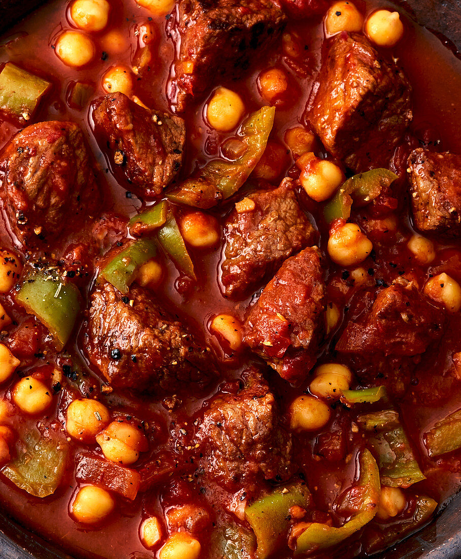 Etli nohut – Turkish chickpea and beef stew (close-up)