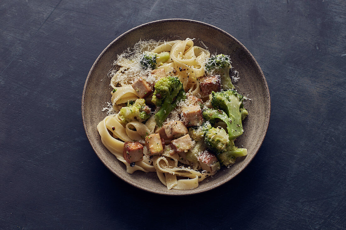 Quick broccoli pasta with tofu and Montello cheese