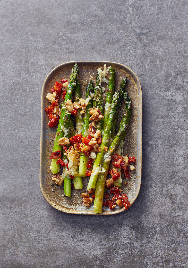 Asparagus gratin with walnuts