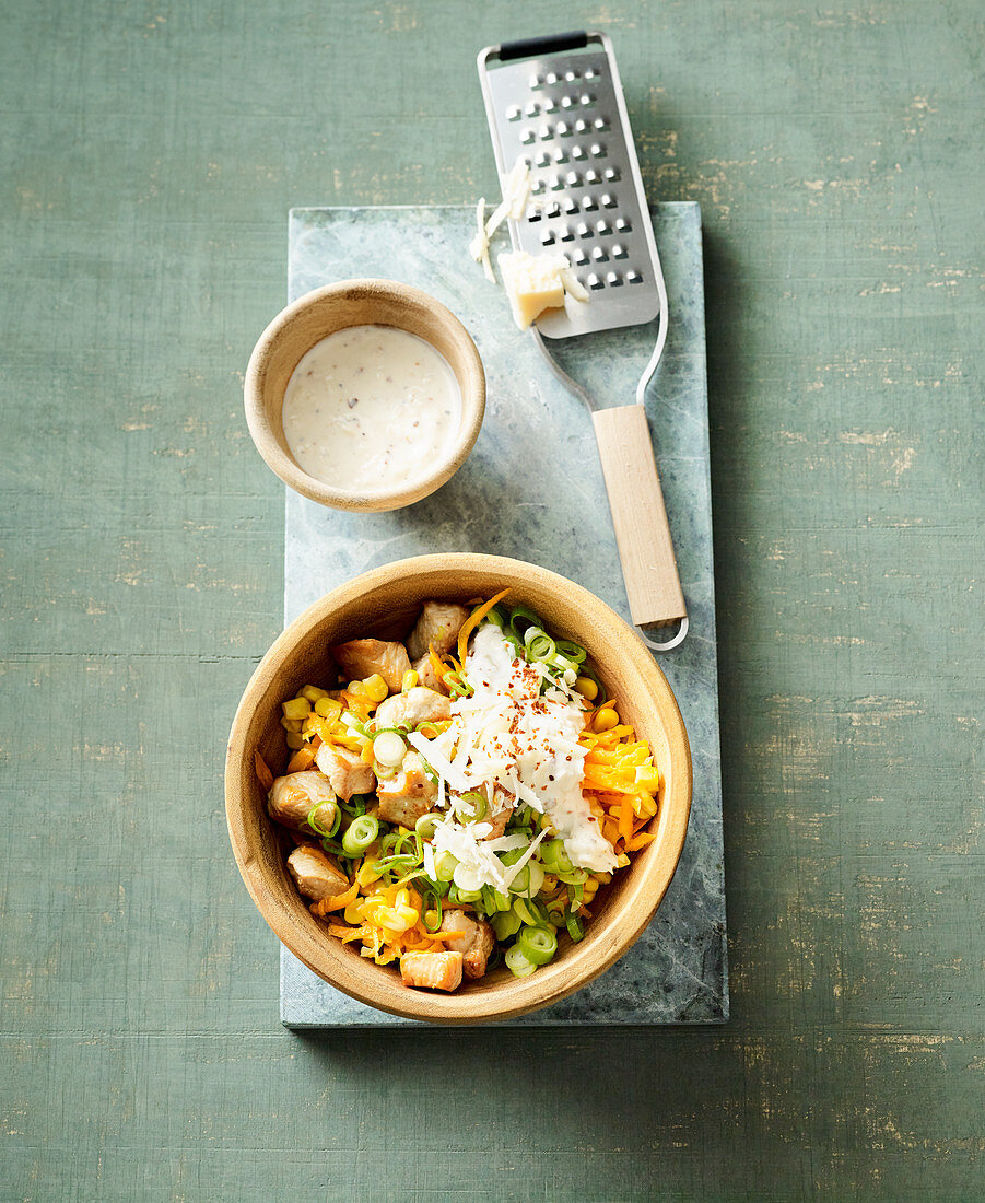 Puten-Möhren-Salat mit Parmesandressing