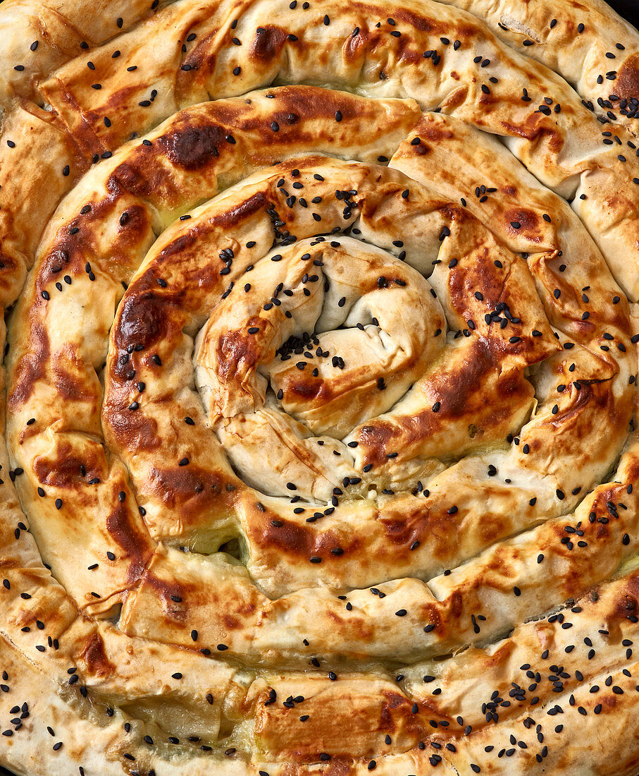 Türkische Börekschnecke mit Spinat und Feta (Close-up)