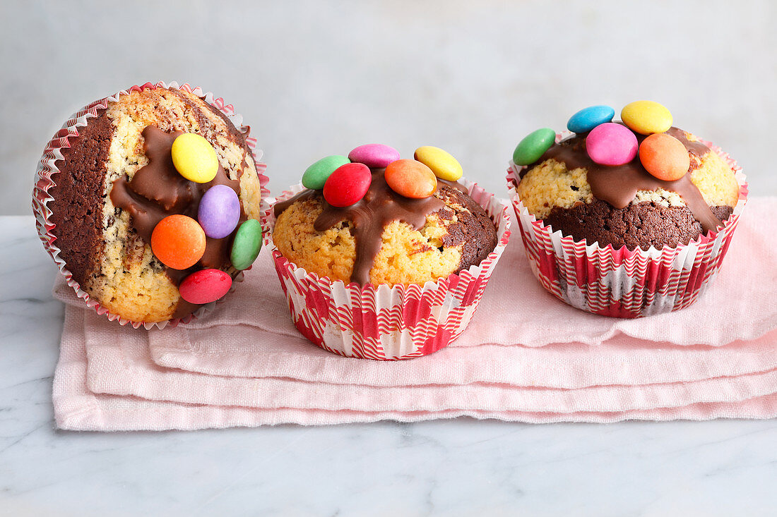 Marmormuffins mit bunten Schokolinsen