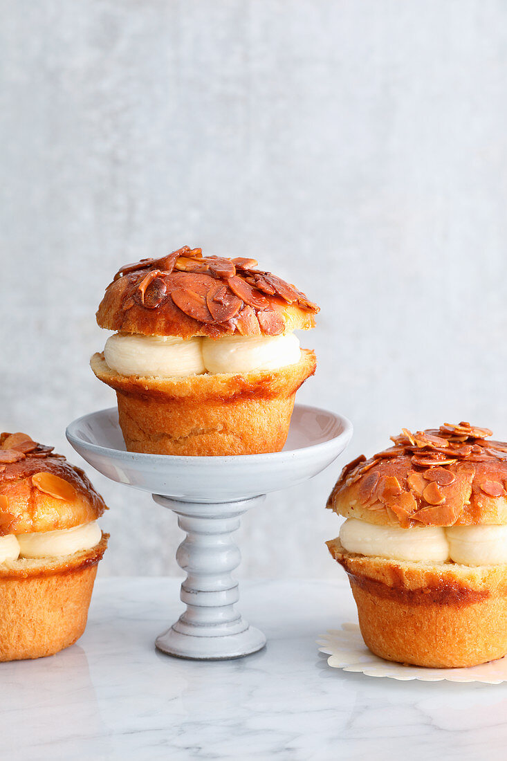 Bienenstich muffins (caramelised almond cakes)