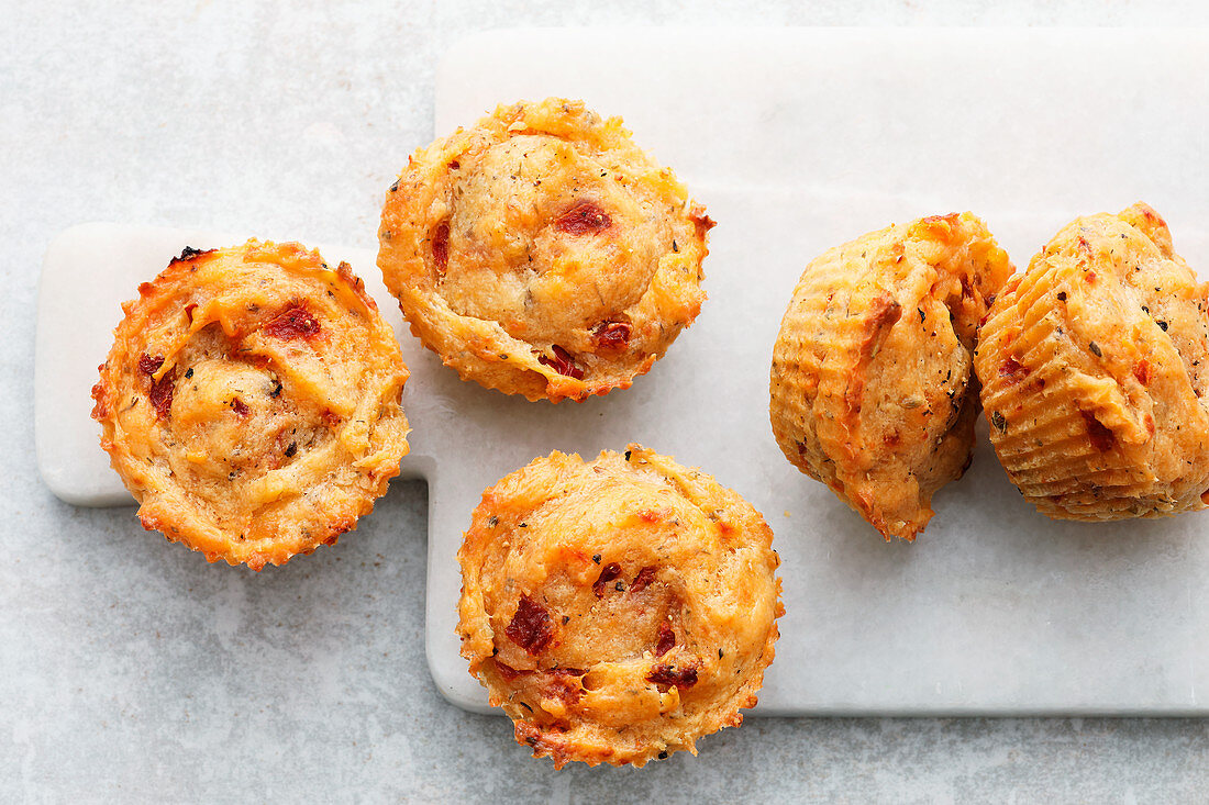 Kräuterfrischkäse-Muffins mit getrockneten Tomaten