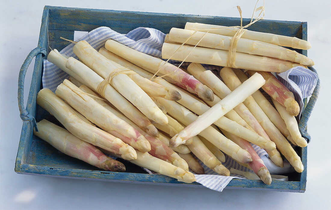 A tray of white asparagus