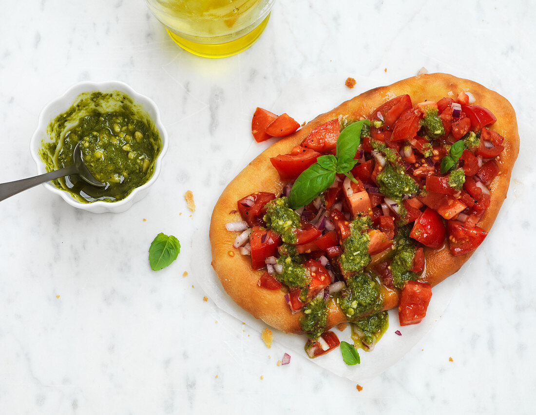 Tomaten-Bruschetta mit Pesto