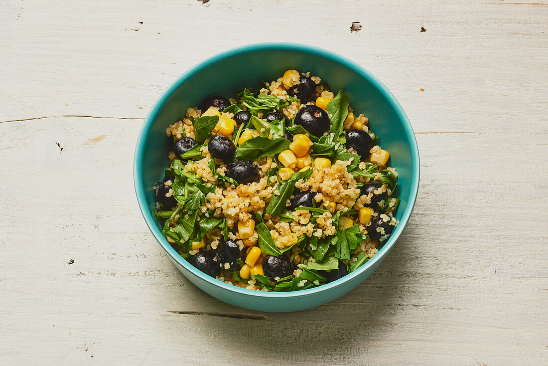 Bulgursalat mit Mais, Rucola und Blaubeeren